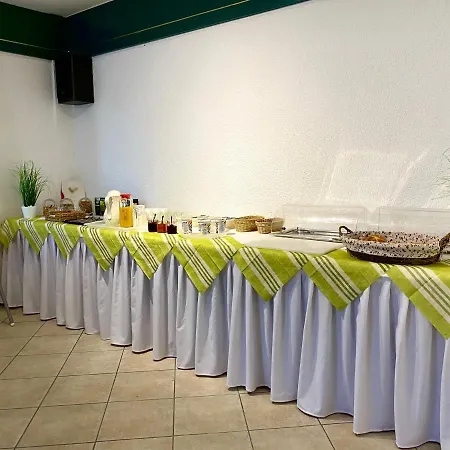 Zum Hahn לינה וארוחת בוקר