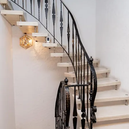 לינה וארוחת בוקר Zum Hahn 3*