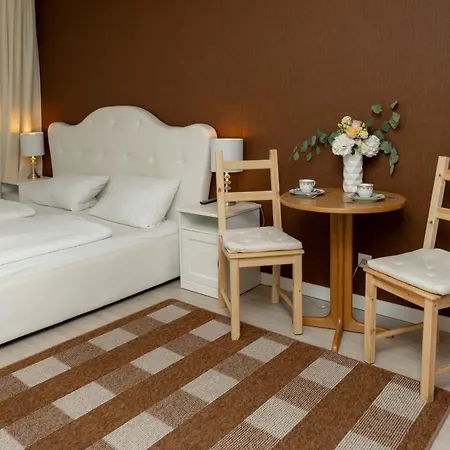 לינה וארוחת בוקר Zum Hahn גארבסן