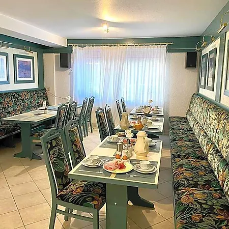 Bed & Breakfast Zum Hahn 3*
